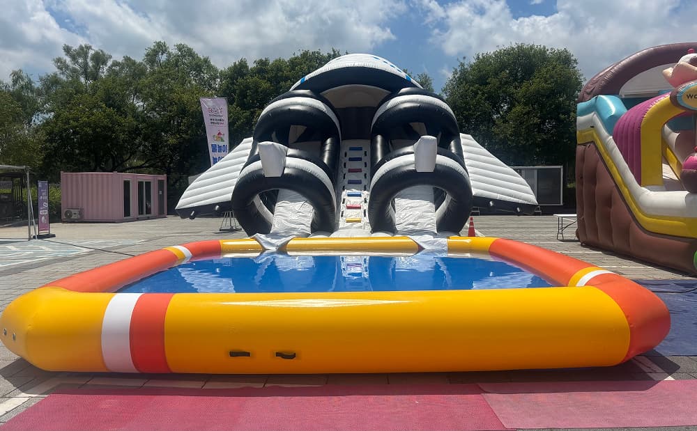 우주선 워터슬라이드